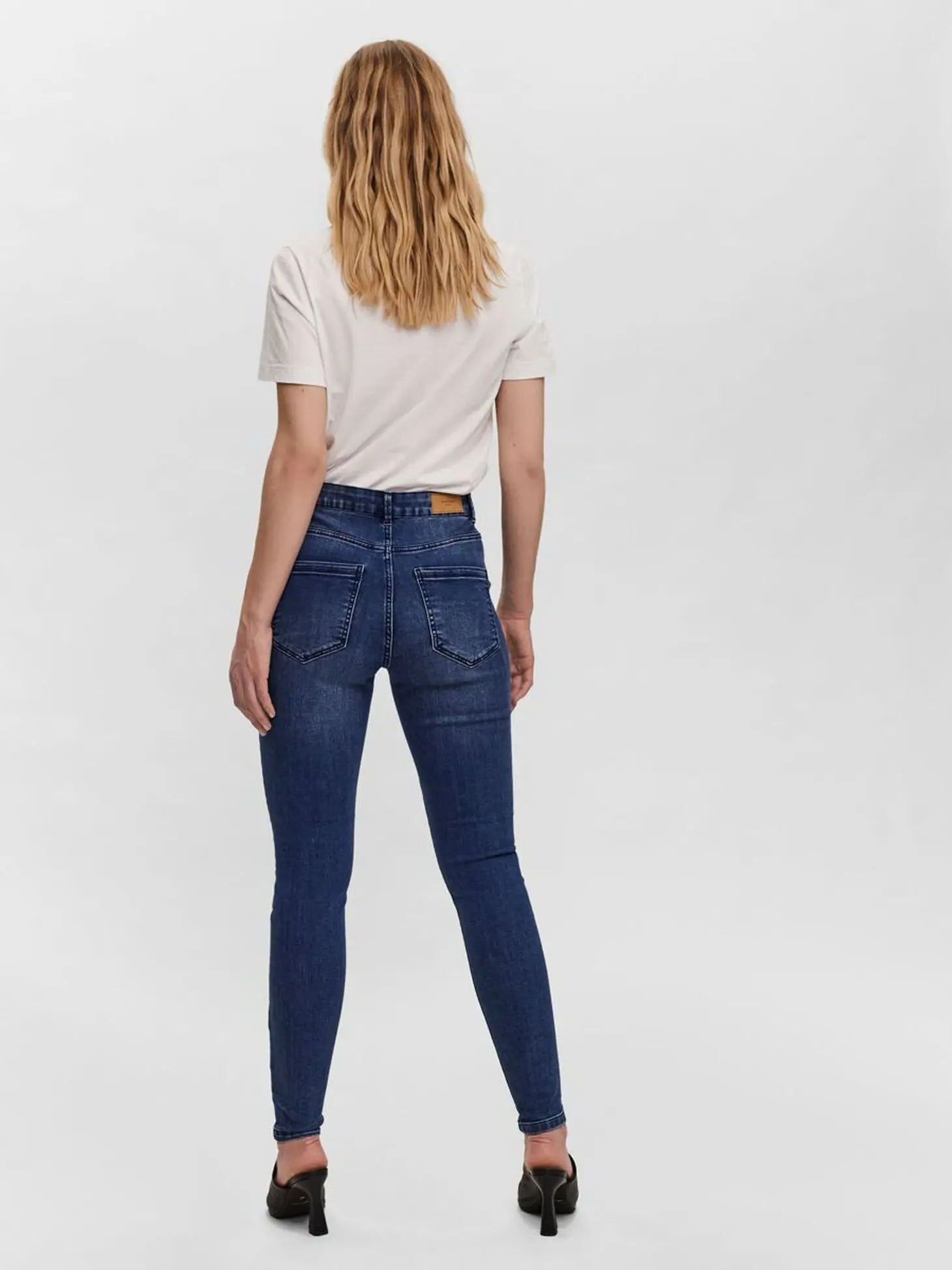 Джинсы узкие женские